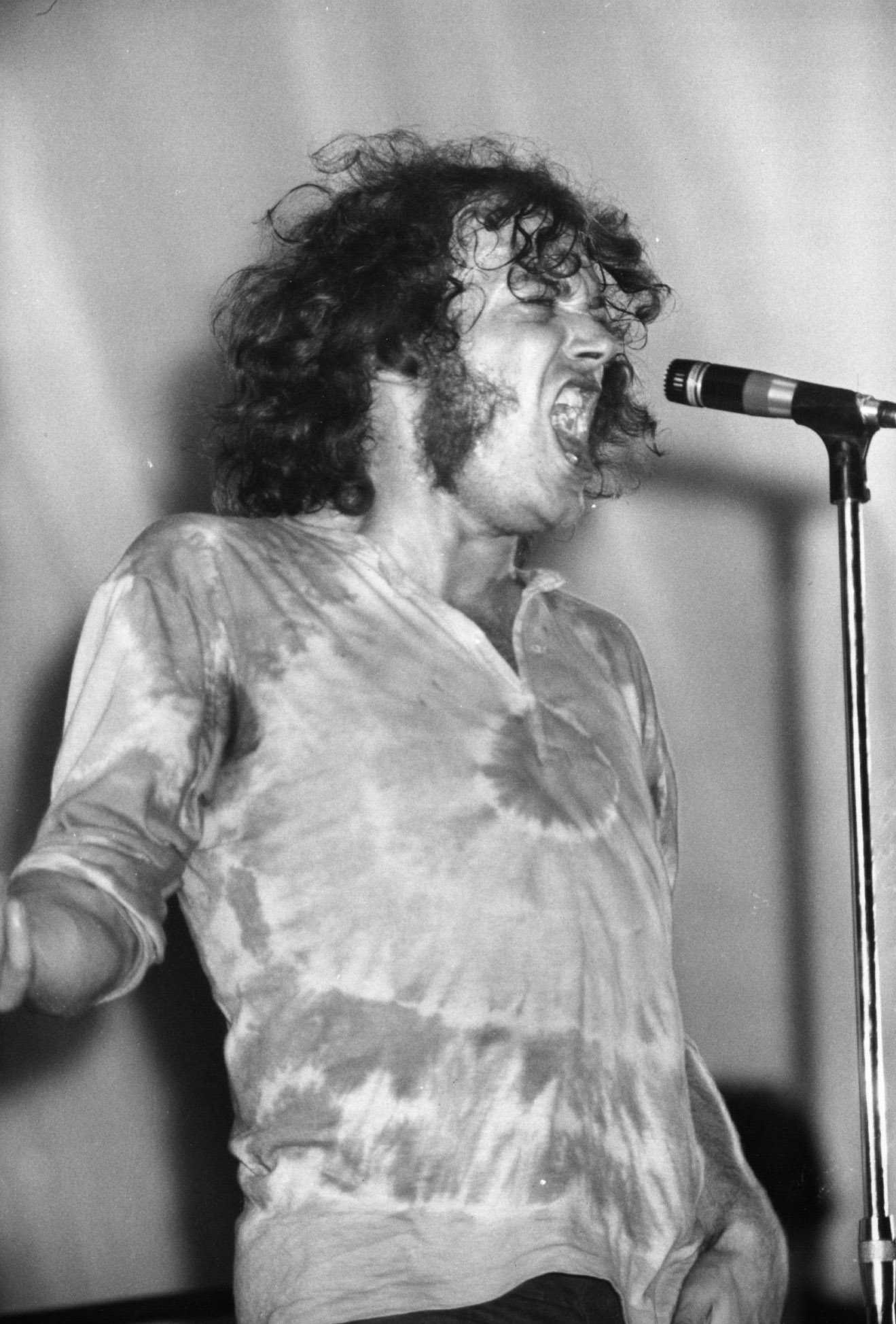 sheffield-born-soul-rock-singer-joe-cocker-on-stage-and-mid-song-at-the-isle-of-wight-festival-1969.jpg