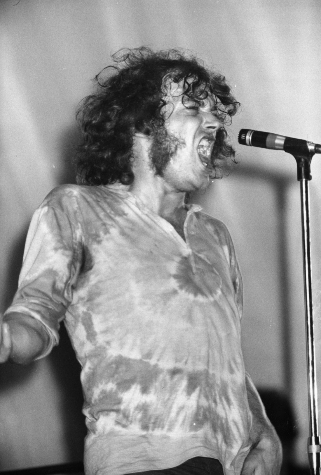 sheffield-born-soul-rock-singer-joe-cocker-on-stage-and-mid-song-at-the-isle-of-wight-festival-1969.jpg