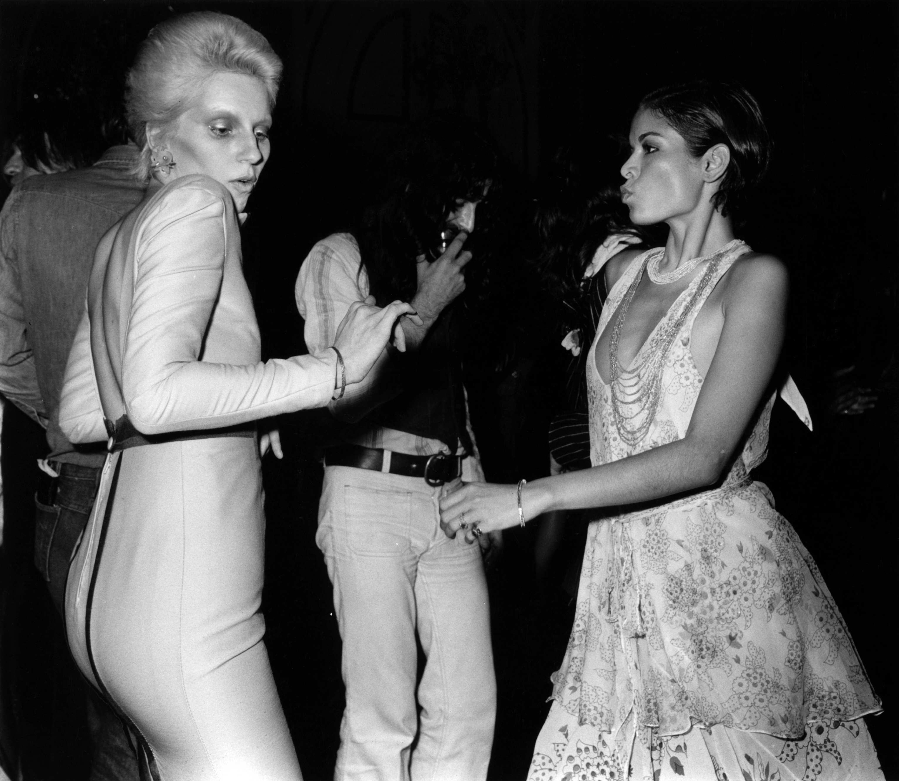 with-angie-bowie-at-the-ziggy-stardust-retirement-party-1973-john-rodgersredferns.jpg