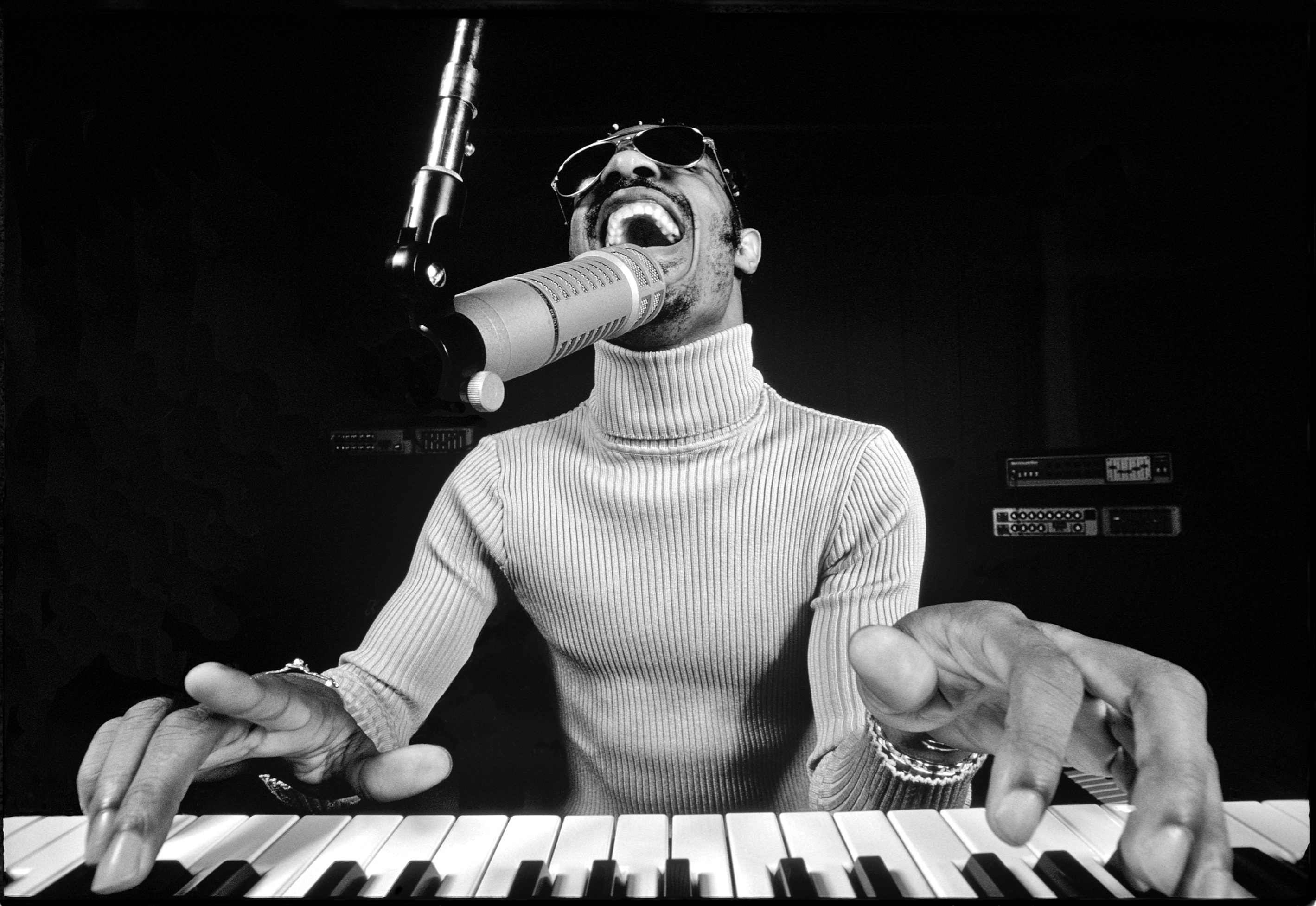 stevie-wonder-during-a-rehearsal-session-in-los-angeles-not-far-from-the-hyatt-house-1974-photo-al-satterwhite.jpg